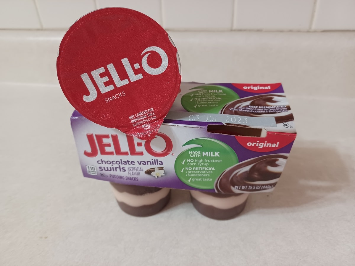 a pack of 2 vanilla swirl jell-o puddiong cups